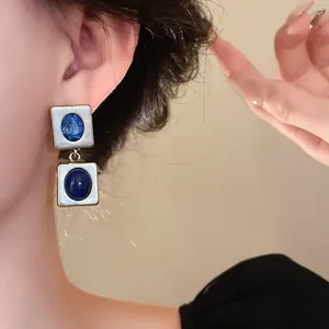 Vue détaillée de boucles d'oreilles vintage carrées en argent avec pierres bleues élégantes