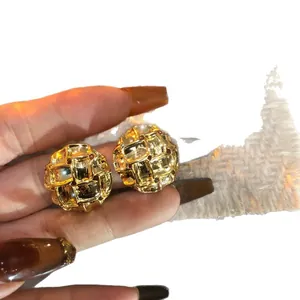 Pendientes de botón redondos dorados vintage con textura tejida, joyas elegantes.