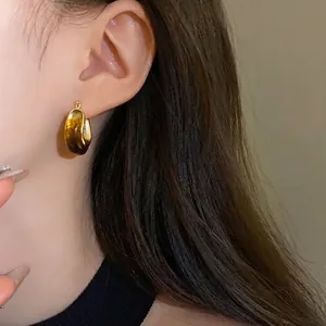 Vintage U-shaped geometric hoop earrings with amber brown resin and polished gold finish