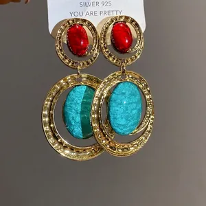 Orecchini ovali in resina stile palazzo vintage con aghi in argento rosso e turchese