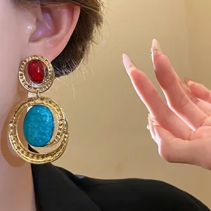 Orecchini pendenti vintage dorati con resina rossa e blu in stile retrò elegante