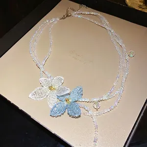 Elegante collar de cuentas multicapa con flores de vidrio blancas y azules para la playa