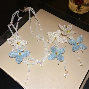 Detalle macro de pétalos de flores de cristal irisado en un juego de collares de cuentas