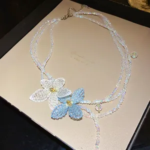 Vista detallada de un elegante collar de cuentas de varias capas con flores tejidas