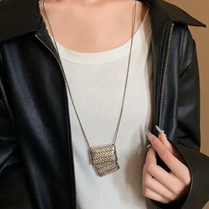 Collana con Ciondolo a Borsa Intrecciata in Lega Argento Minimalista Catena a Serpente Design di Nicchia Collana Lunga da Donna