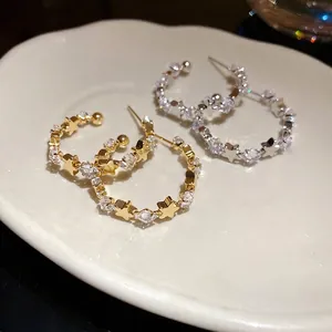 Squisiti Orecchini a Bottone a C in Rame con Stella e Perno in Argento Sterling 925 Intarsiato di Zirconia Gioielli di Moda
