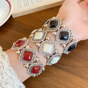 Vintage Palace Style Elastic Bracelet For Women Acrylic Rhombus Inlaid Alloy Bangle Baroque Elegant Lightweight Luxury Wrist Jewelry