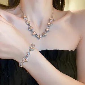 Elegante set van roze hartvormige kristallen ketting en verstelbare armband
