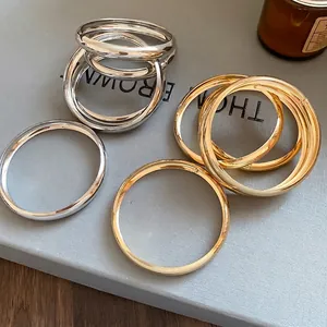 Élégant ensemble de joncs lisses en or et argent pour un look minimaliste et chic