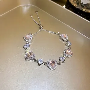 Elegante zilverkleurige verstelbare armband met roze hart zirkonia en kristallen