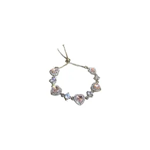 Elegante verstelbare zilverkleurige armband met roze kristallen hartjes en pavé