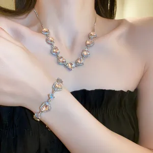 Elegante close-up van een fonkelende hartvormige roze kristallen sieradenset op een model.