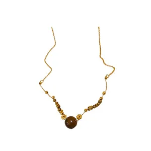 Elegante Retro-Halskette mit braunen Tigerauge-Perlen und goldenen Blumendetails für Damen.