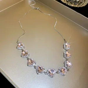 Gedetailleerd overzicht van de roze hartvormige strassteentjes op een verstelbare zilveren ketting.