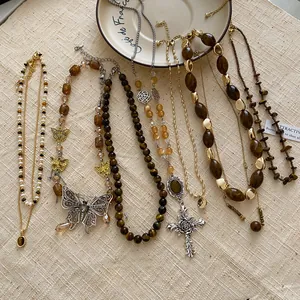 Sammlung von Vintage Tigerauge-Perlenketten mit Schmetterlings- und Rosenanhängern
