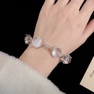 Eleganter silberner Schneeflocken Armband mit Glasperlen an einem Frauenhandgelenk