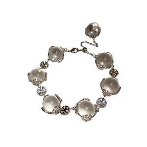 Elegantes Glasperlen-Armband mit silbernen Schneeflocken-Anhängern für Damen Mode