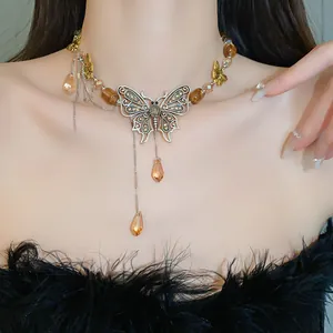 Detailansicht einer vintage braunen Tigerauge-Halskette mit Schmetterlingsanhänger.