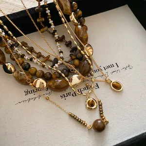 Detail der mehrlagigen Tigerauge-Perlenkette in Retro-Maillard-Braun- und Goldtönen.