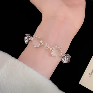 Nahaufnahme eines eleganten Schneeflocken-Armbands mit dekorativen mattierten Glasperlen.