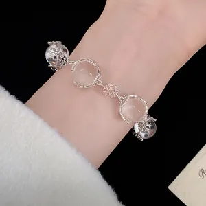 Detailansicht eines eleganten Schneeflocken-Glasperlenarmbands am Handgelenk für Wintermode-Stile