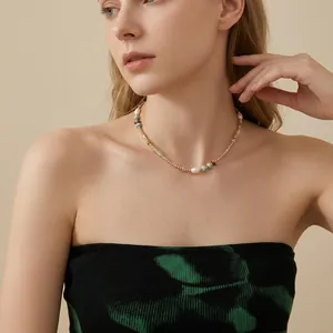Elegante collana di perle e cristalli in stile vintage indossata da una modella