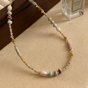 Collana vintage fatta a mano con perle e cristalli con pietre naturali colorate