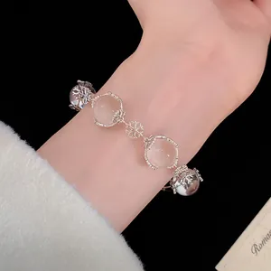 Elegantes Schneeflocken-Armband mit klaren Glasperlen in einer Nahaufnahme am Handgelenk