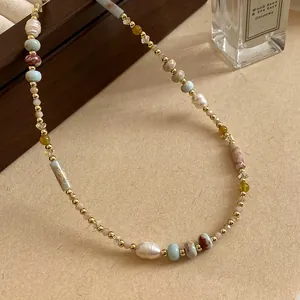 Dettaglio macro di una collana vintage fatta a mano con perle e pietre colorate