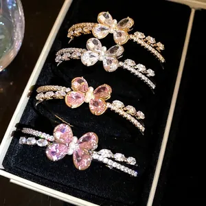 Elegante brazalete abierto de doble capa con brillantes diseños de mariposas de circón