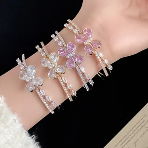 Primer plano de pulseras de doble capa con mariposa de circón brillante en la muñeca.