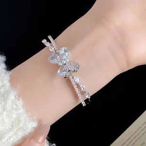 Primer plano de un elegante brazalete de doble capa con un motivo de mariposa de circón