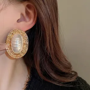 Orecchini vintage ovali color oro stile francese con perla rigata per un look di lussuoso