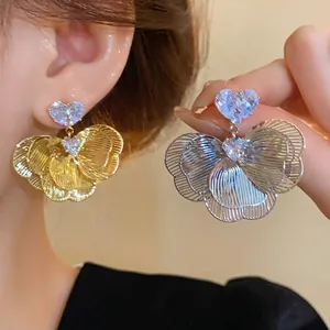 Elegant flower-shaped earrings with heart-cut cubic zirconia in gold and silver finish