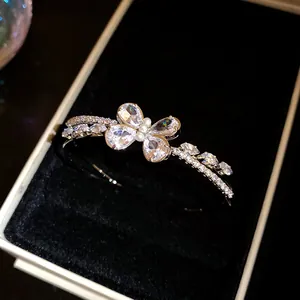 Primer plano de mariposa de circonita brillante en elegante pulsera de dos capas.