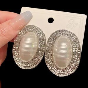 Orecchini ovali argento vintage con trama a perla rigata per un look stile francese.