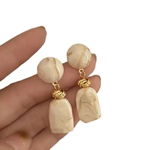 Pendientes vintage de mármol con nudos dorados y colgantes geométricos color crema