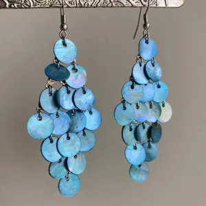 Boucles d'oreilles pendantes à pampilles en nacre bleue pour le style de vacances