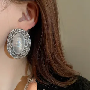 Primo piano di orecchini vintage francesi con perle a righe ovali in tonalità argento