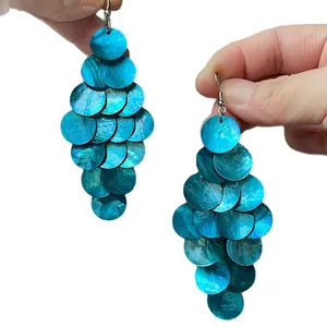 Élégantes boucles d'oreilles pendantes en nacre bleue naturelle avec pompons circulaires