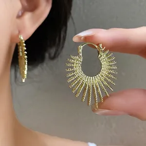 Goldene unregelmäßige Feuerwerk-Creolen für Damen mit einem modischen Sonnenstrahl-Design