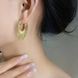 Elegante goldene Feuerwerk-Creolen für Damen mit auffälligem Sonnenstrahl-Design