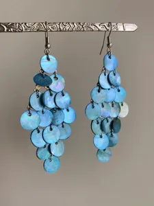 Vue détaillée de boucles d'oreilles bohèmes en nacre bleue pour les vacances d'été