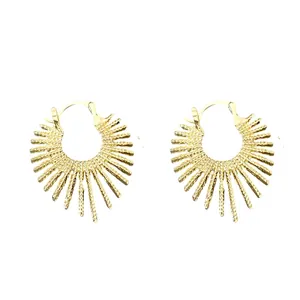 Elegante goldene Creolen im Sonnenstrahl-Design mit fein strukturierten Strahlen für Damen