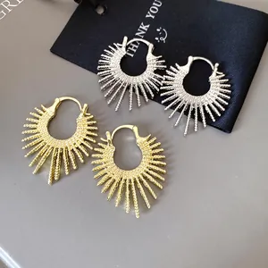 Detailansicht der goldenen und silbernen Ohrringe im strahlenden Feuerwerk-Design