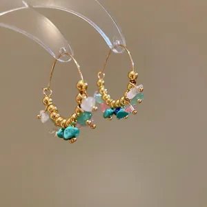 Elegantes pendientes de aro dorados con piedras naturales trituradas de estilo bohemio