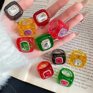 European Baroque Vintage Resin Hexagon Ring For Women Geometric Wrinkled Texture Rhinestone Inlaid Statement Finger Ring Jewelry