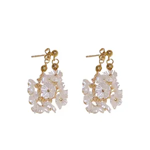Eleganti orecchini in argento con fiori bianchi pendenti e perni dorati effetto perla