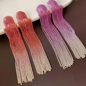 Detailansicht funkelnder Strass-Ohrringe mit Farbverlauf-Quasten in Pink und Violett