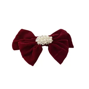 Barrette à cheveux élégante en velours bordeaux avec nœud et perles centrales pour femme